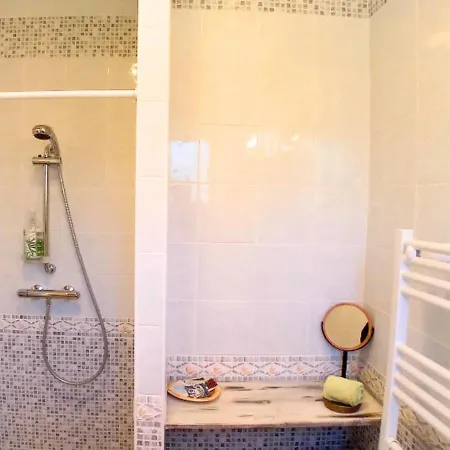 Oda ve Kahvaltı La Petite Maison De Valerie Proche Chateau De La Rode, Du Domaine De Flore Et Du Saint Ferreol *