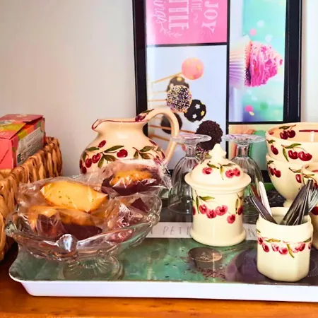 Oda ve Kahvaltı La Petite Maison De Valerie Proche Chateau De La Rode, Du Domaine De Flore Et Du Saint Ferreol Lempaut