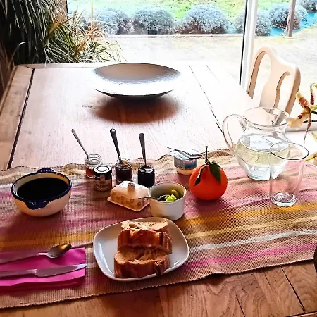 Oda ve Kahvaltı La Petite Maison De Valerie Proche Chateau De La Rode, Du Domaine De Flore Et Du Saint Ferreol *