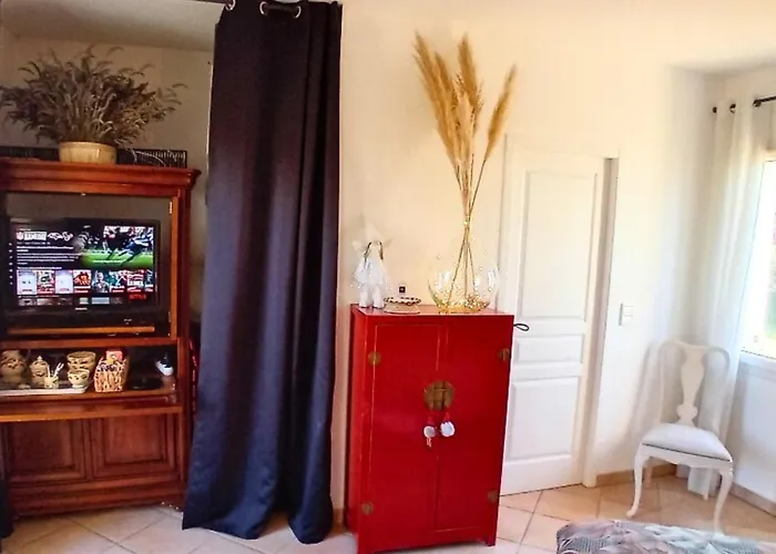 La Petite Maison De Valerie Proche Chateau De La Rode, Du Domaine De Flore Et Du Saint Ferreol Bed & Breakfast *