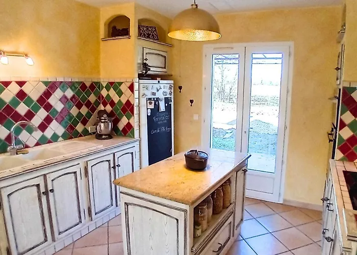 La Petite Maison De Valerie Proche Chateau De La Rode, Du Domaine De Flore Et Du Saint Ferreol Bed & Breakfast