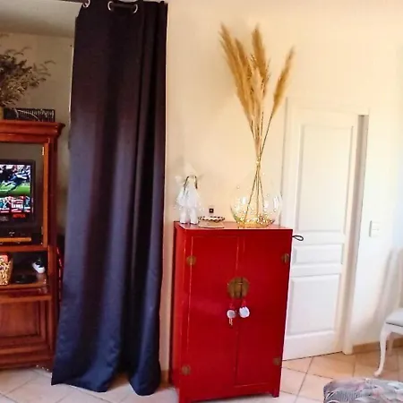 La Petite Maison De Valerie Proche Chateau De La Rode, Du Domaine De Flore Et Du Saint Ferreol Bed & Breakfast *