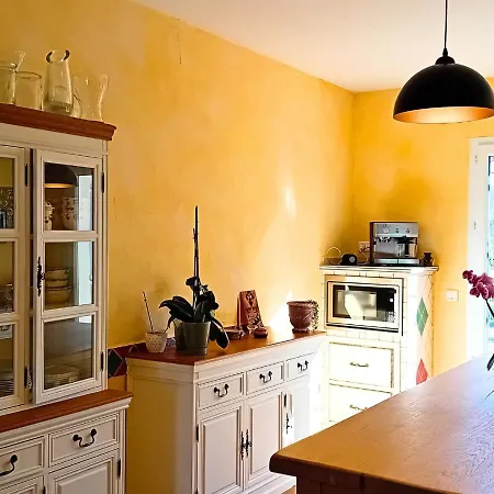 La Petite Maison De Valerie Proche Chateau De La Rode, Du Domaine De Flore Et Du Saint Ferreol Bed & Breakfast Lempaut