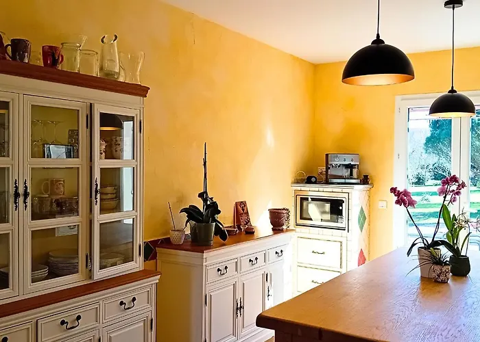 La Petite Maison De Valerie Proche Chateau De La Rode, Du Domaine De Flore Et Du Saint Ferreol Bed & Breakfast Lempaut